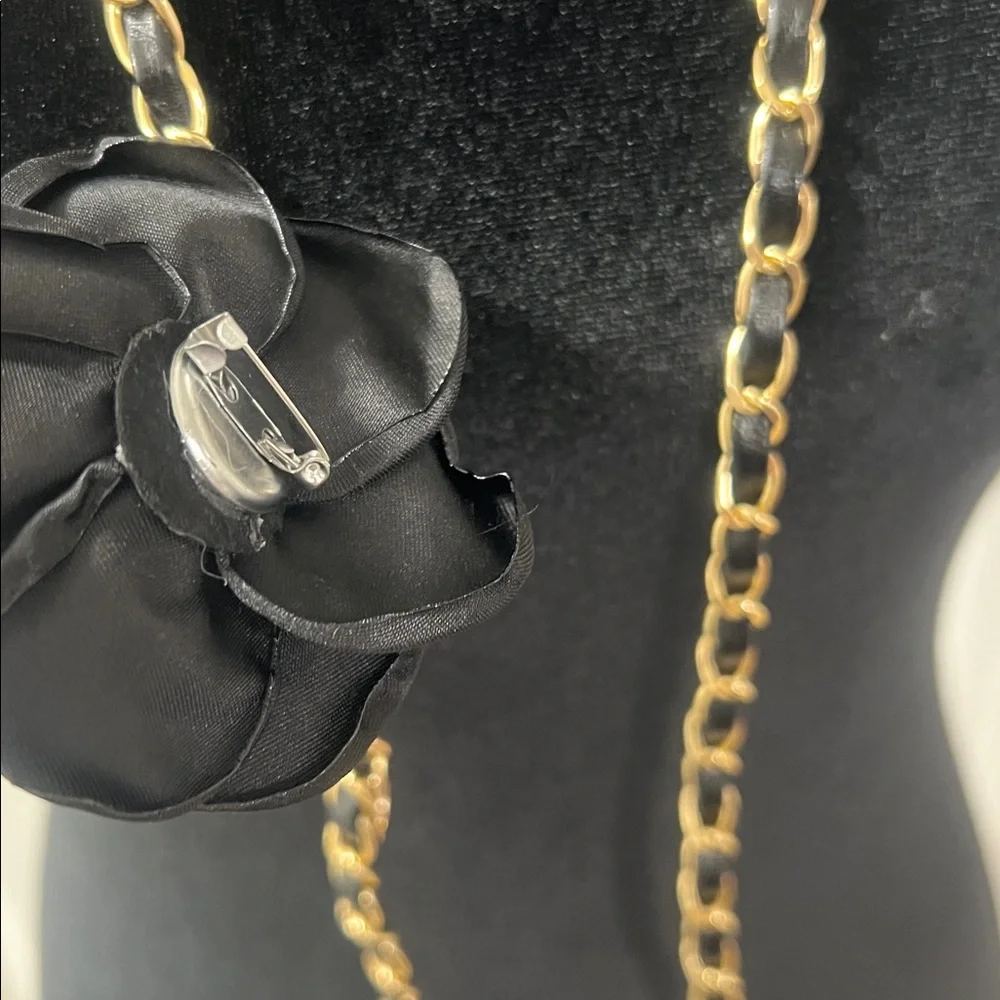 NEW ❤️Women's Elegant Floral Chain Belt with Black Rose Accent & Camellia Charm